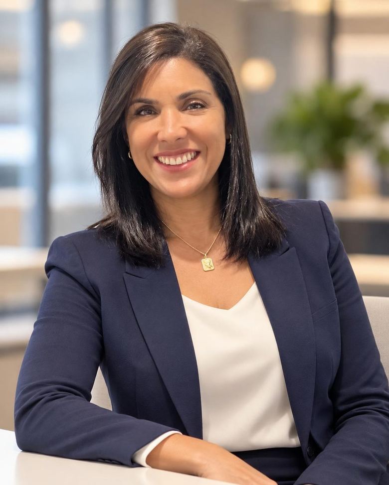 Celemma Lara, sonriendo, con blazer azul oscuro
